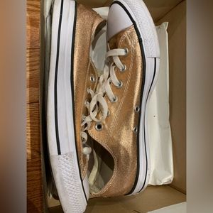 Metallic gold chucks